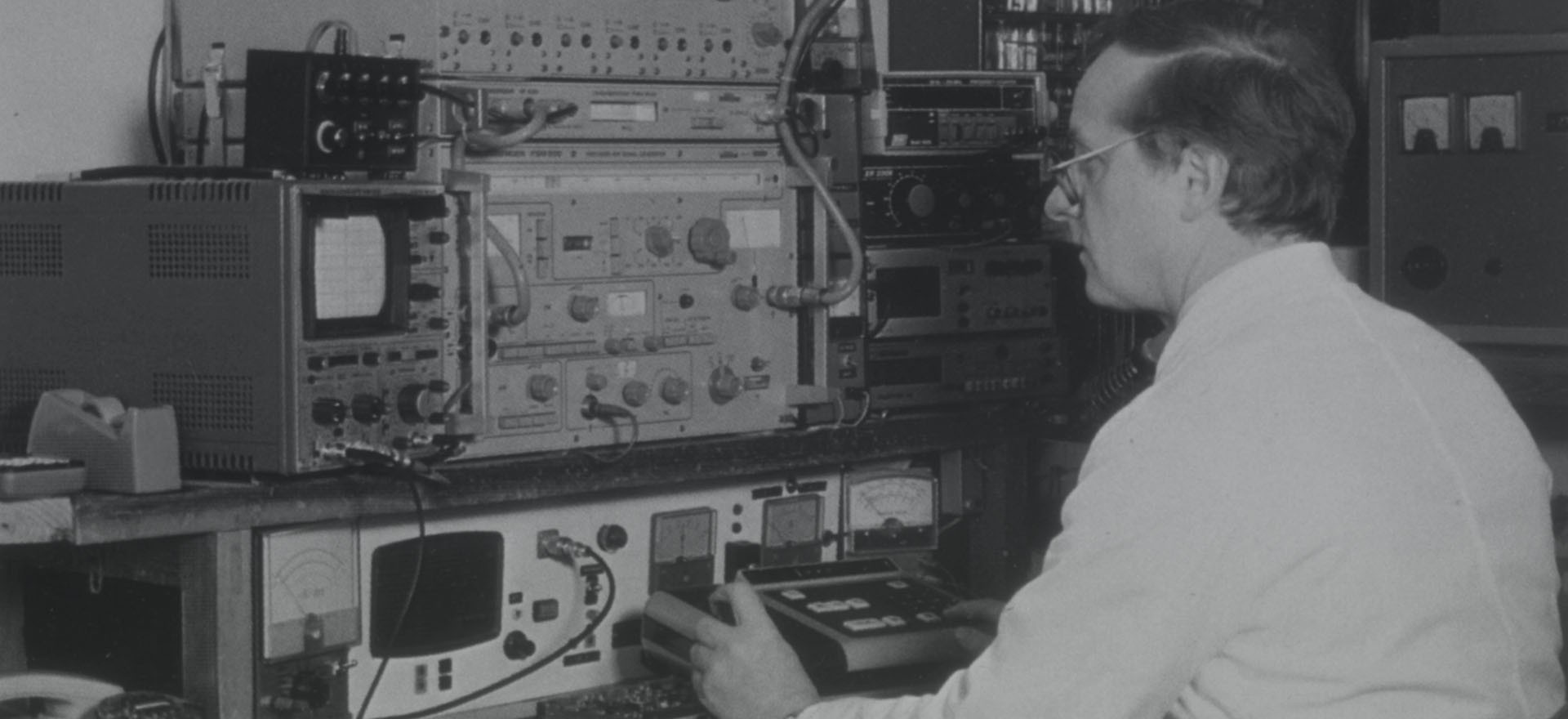 Abel Gruppe Historie Mann Vor Schaltschrank